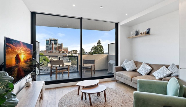 One-Bed Apartment Close to Cafés and Coast