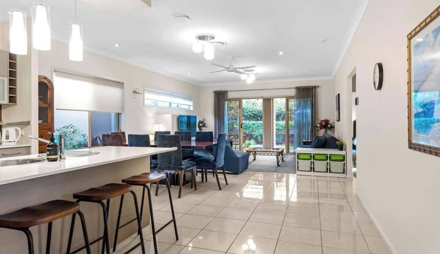 Open Plan! 3 Bedroom House ~ Taringa