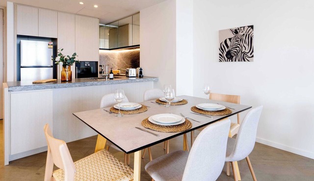 Panoramic City & Bay Views: Luxury Fawkner Stay