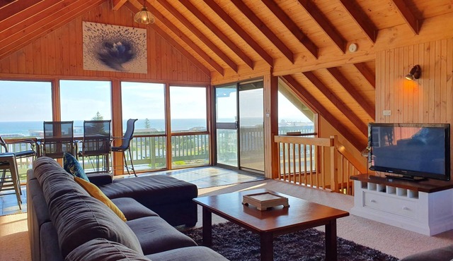 Panoramic Ocean Views | 250m to Beach | Cosy Coastal Retreat with Deck, Wi-Fi, Games, & Creda Heater