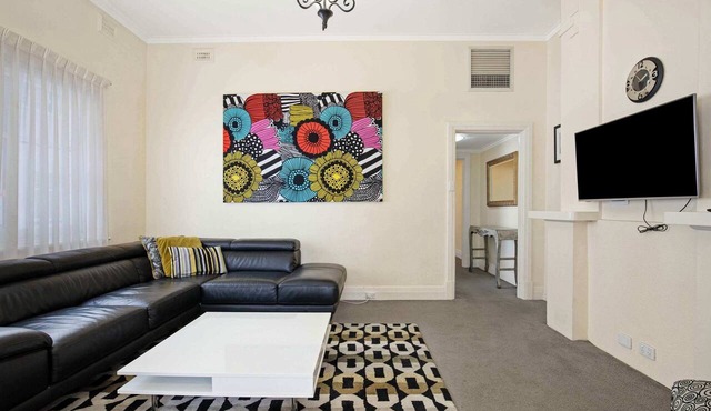 Parkfront Ground Floor Apartment Near Glenelg Beach