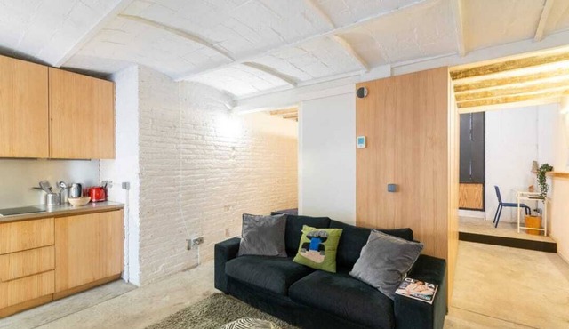 Patio 1BR Apartment in Brilliant Barcelona with AC