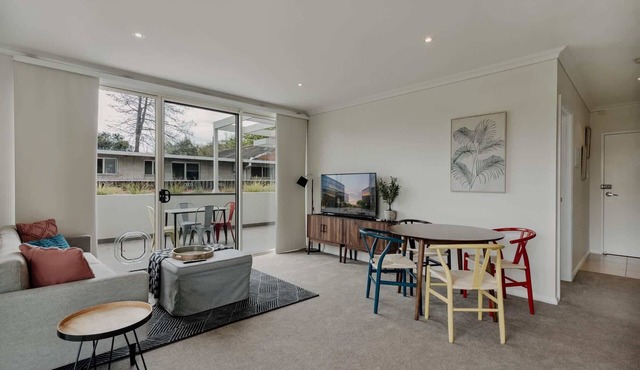 Peaceful 1-Bed Apartment Close to Lonsdale St