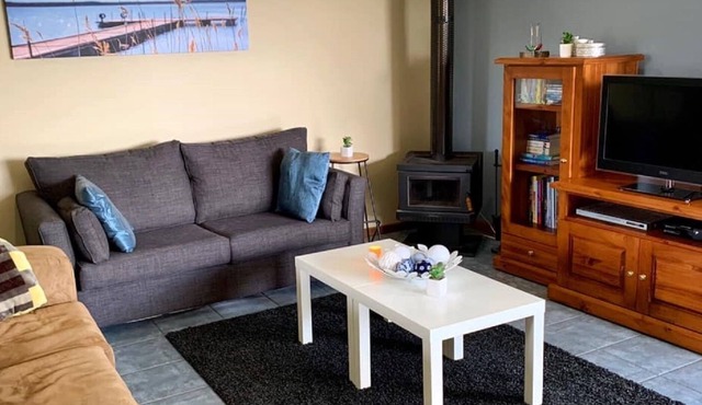 Peaceful 3B Home★Walk to River/Town.★Cozy Wood Fire/AC★Birdlife★ Pet Friendly