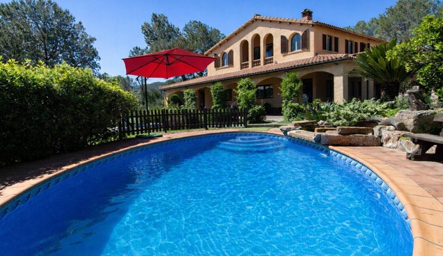 Peaceful, large garden with pool - 30km from Barcelona!