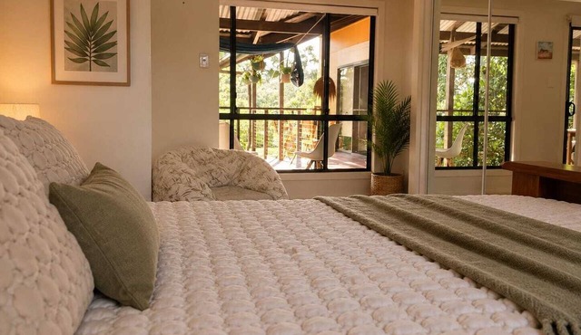 Peaceful Macleay Island retreat: nestled in nature, private self-contained unit.