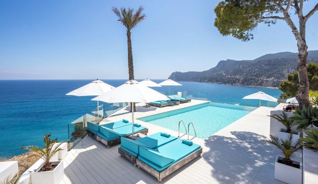 PEARL TREMENDOUS HOUSE IN THE BEST AERA OF IBIZA ON THE FRONT LINE OF SEA