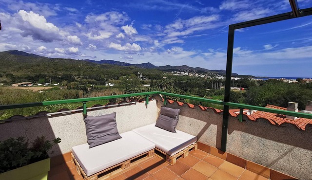 Penthouse with Terrace and Pool in Llançà