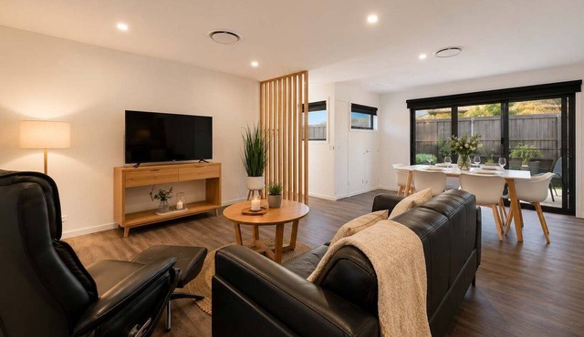 Pepperberry Villa | 2BR 2BA Garage 10min CBD