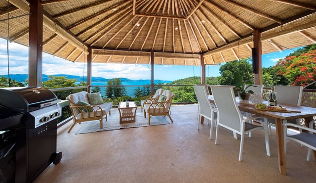 Pet Friendly 3 bedroom, 3 bathroom home with breath taking ocean views