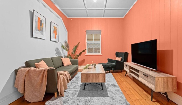 Pet-friendly! Budget Home Walk to Gabba/Hospital