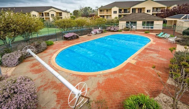 PET FRIENDLY HOME // POOL & PARKING// TENNIS COURT