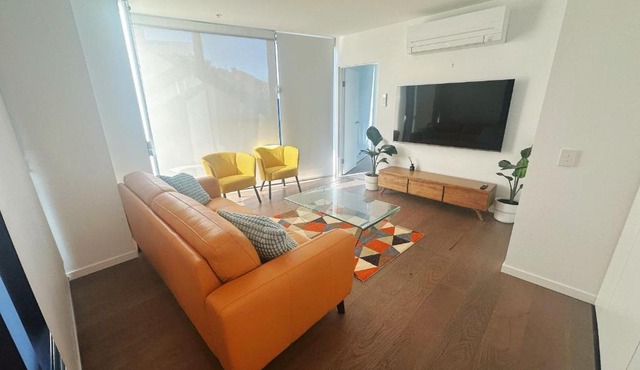 Prime CBD 3BR 2 free parking apartment next to canberra centre