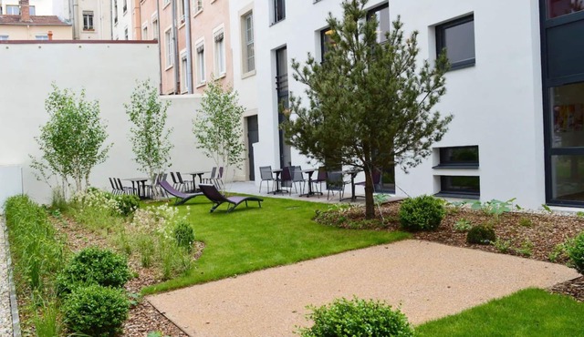 Prime Confluence District Retreat: Modern Amenities in Lyon