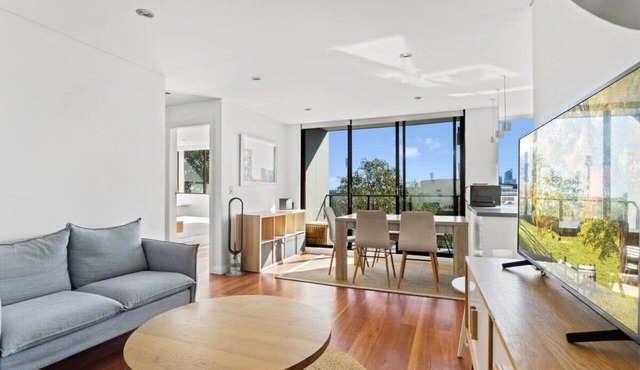 Prime Location 2-Bed Apartment with Parking