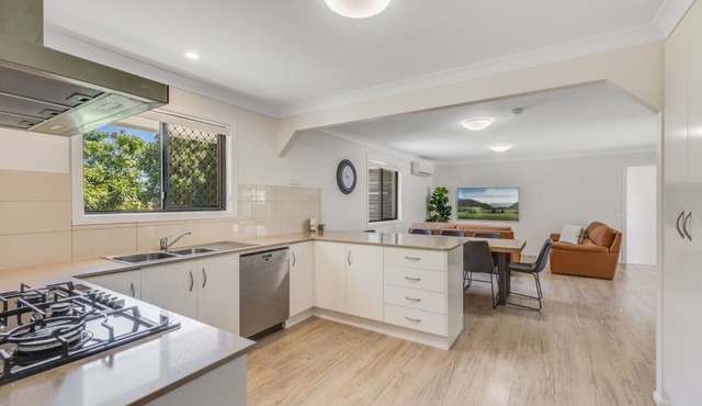 Prime Stay – Steps from St Vincent’s & Grammar!