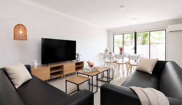 Private Acacia Ridge 1BR | Kitchen & Access | 6AS1