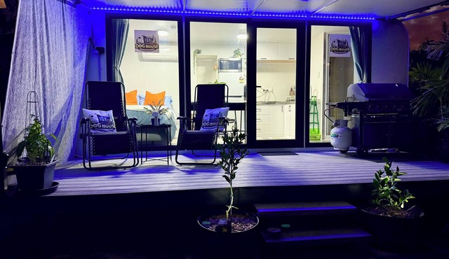 Private Studio Pod well equipped | Walk to Town | Aircon, Deck & BBQ, Wifi