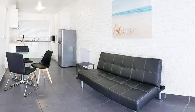 PROMO 2-Bedroom Villa Next to Train Station, FREE PARKING