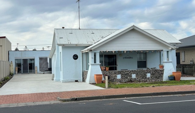 Pt Mac Beach House - Seafront Views, Central, Super Cute and Pets are Welcome!