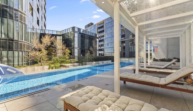 Refined 2-Bed With Luxurious Building Amenities