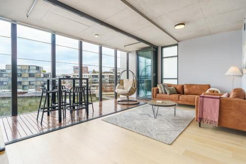 Refined Kingston Apartment, Foreshore Lake Access - Hosted by Canstay