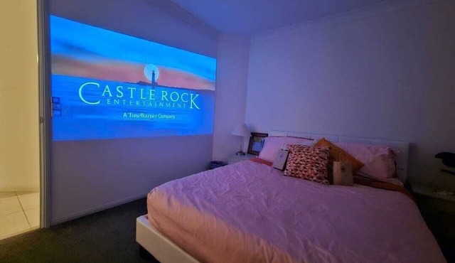 Retro Luxe Hideaway near theme parks + nature reserve. No stairs & large garden!
