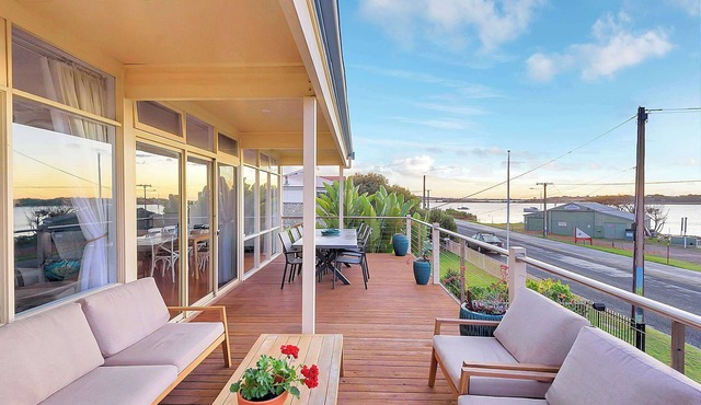 Riverfront Escape- Space to Unwind