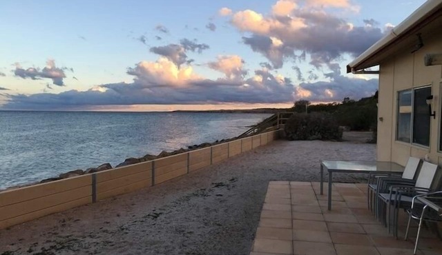 Rogues Weekender - right on the beach in Rogues Point