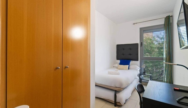 Room Logan FIRA GRAN VIA Bcn -2 single beds
