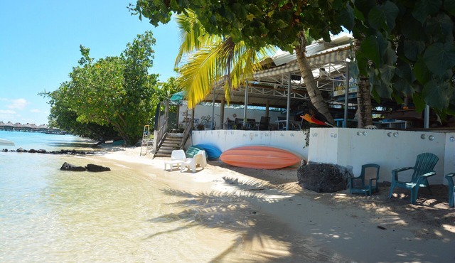 Room Vaihere 4 pax beach access air-conditioned kitchen bathroom, free breakfast
