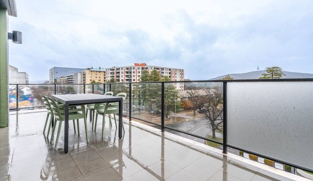 Roomy 2BR/2BA City-Centre Apt