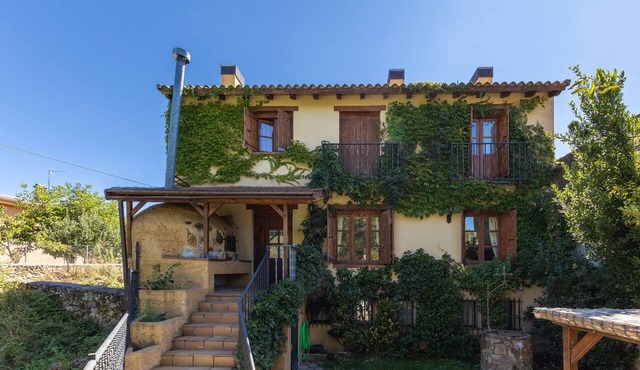 Rural House 'La Cárcava' with Mountain Views, Private Terrace, Pool, and EV Charger