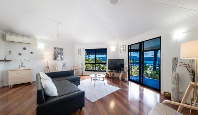 'Sail Away' Airlie Beach house with Marina Views