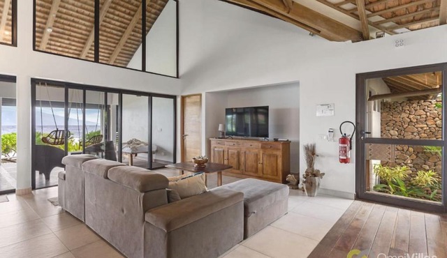 Seaside Haven: Expansive 3BR Villa in Moorea