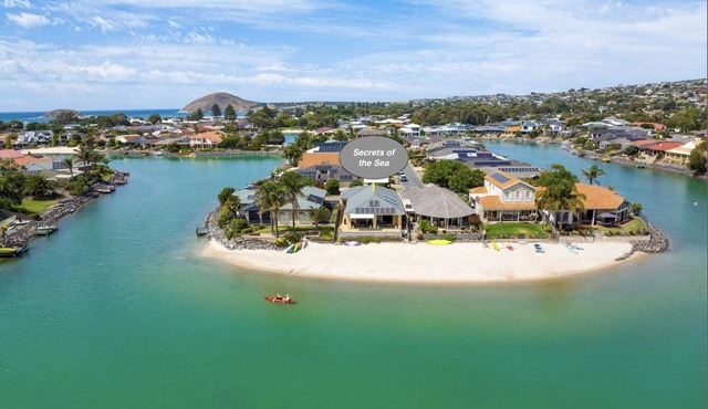 'Secrets of the Sea' - 3BR luxury home overlooking a lagoon with private beach