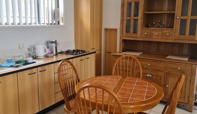 Self contained bayside unit close to waterfront, markets and Wynnum & Manly CBD