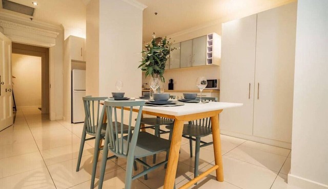 Serene on Grenfell - A Vibrant City Stay