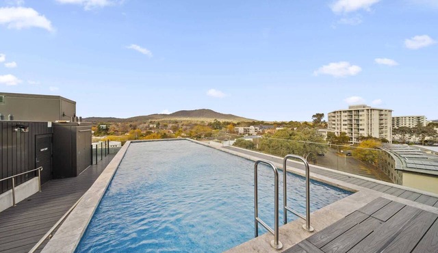 Sleek Inner-City 2-Bed with Swimming Pool & BBQ