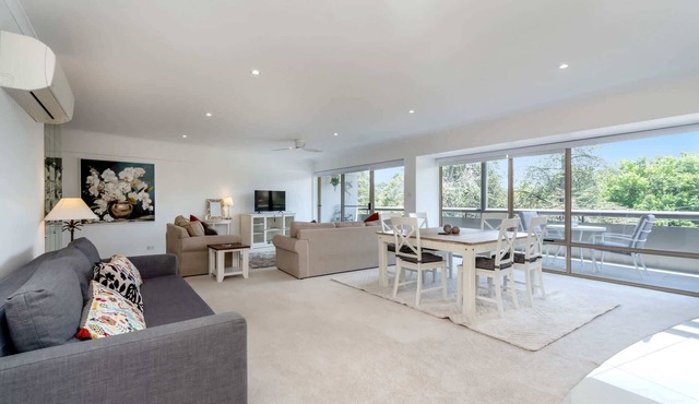 Spacious 2-Bed Apartment Near Dining & Attractions