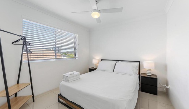 Spacious 2BRM Apt Close to Gabba with Parking & Wifi