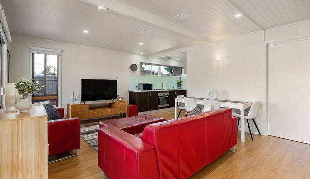 Spacious 4-Bed Home 5-min from the Beach