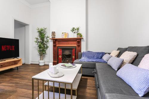 Spacious 4 Bedroom House Darling Harbour-10 Guests