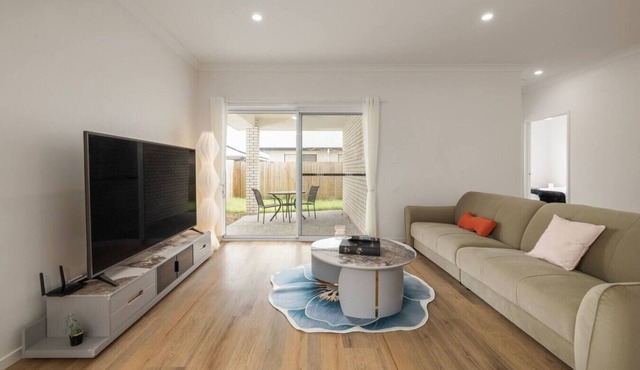 Spacious 4BR Modern Home by Parks & Forest