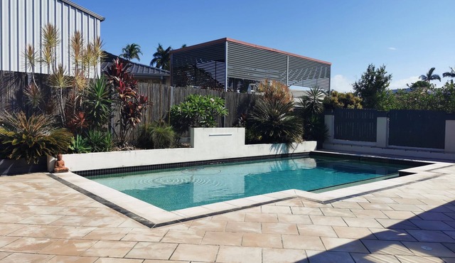 Spacious 5 bed house with pool