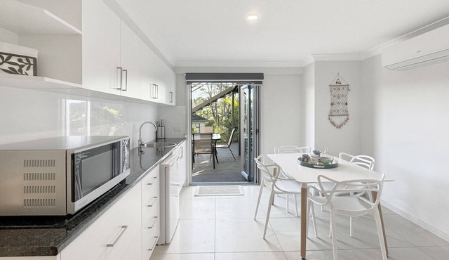 Spacious Beach Studio With Alfresco Dining in Surf Beach
