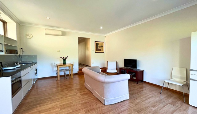 Spacious & Comfortable 2-bed Central Sydney Home in Killarney Heights w. parking in Killarney heights
