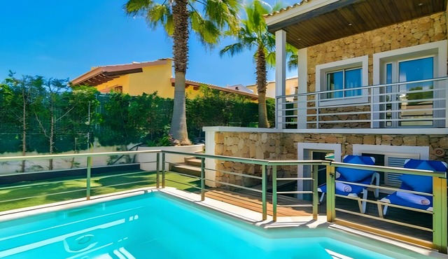 Spacious Holiday Home Bahamas 1 with Wi-Fi, Pool, Balcony, Terraces & Garden; Parking available