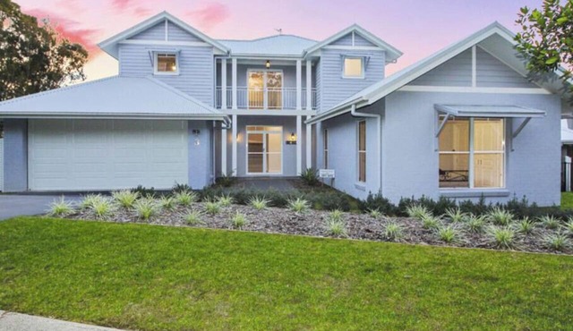Spacious Home Overlooking Lake Macquarie