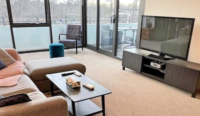 Spacious & Open 2 bd 2bth 2crsp apt - Dickson CBD